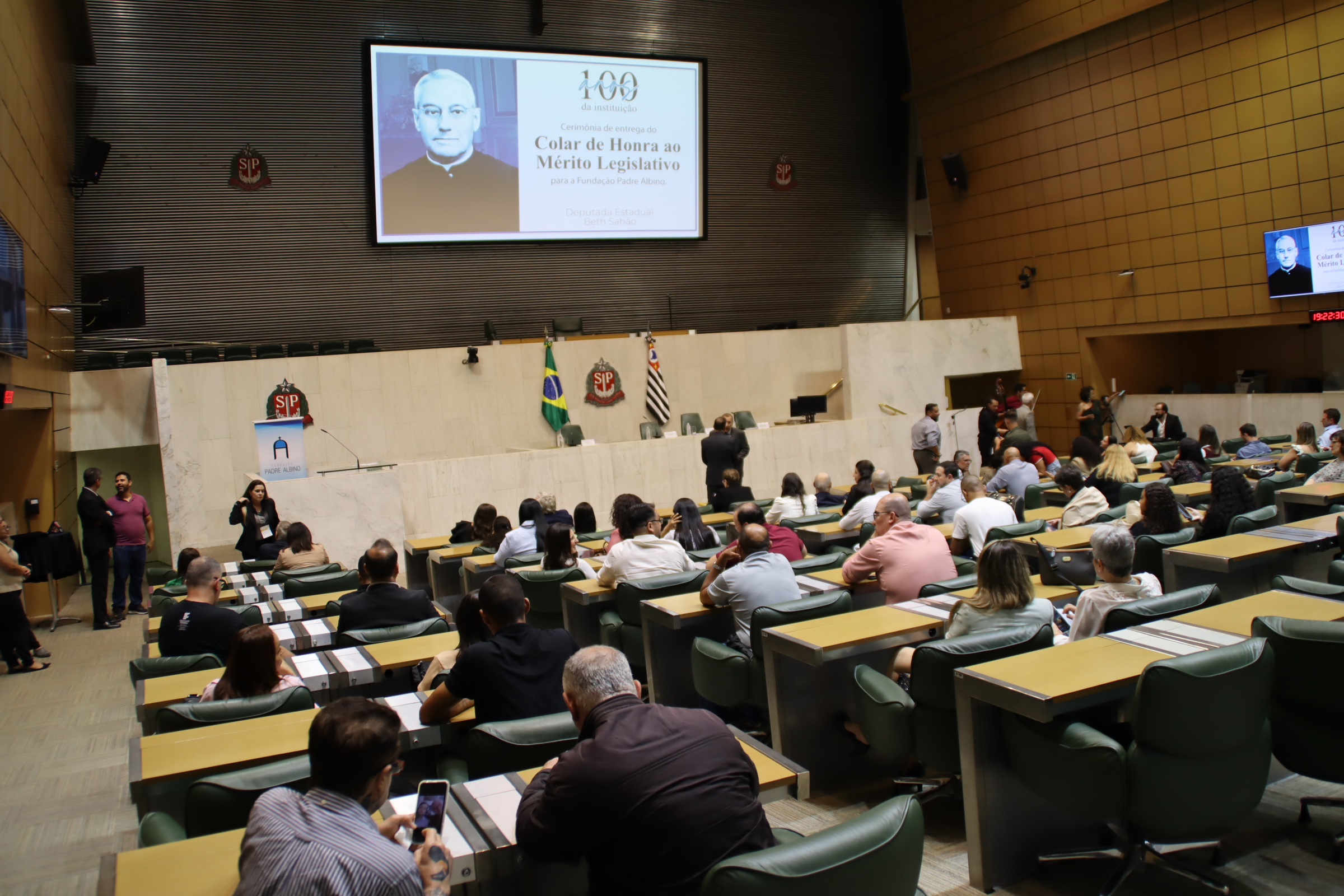 Fundação Padre Albino recebe Colar de Honra ao Mérito Legislativo na Assembleia de São Paulo