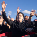 Artista mineiro Pepi encena o próprio velório e marca nova fase com ‘Velório de Malandro’