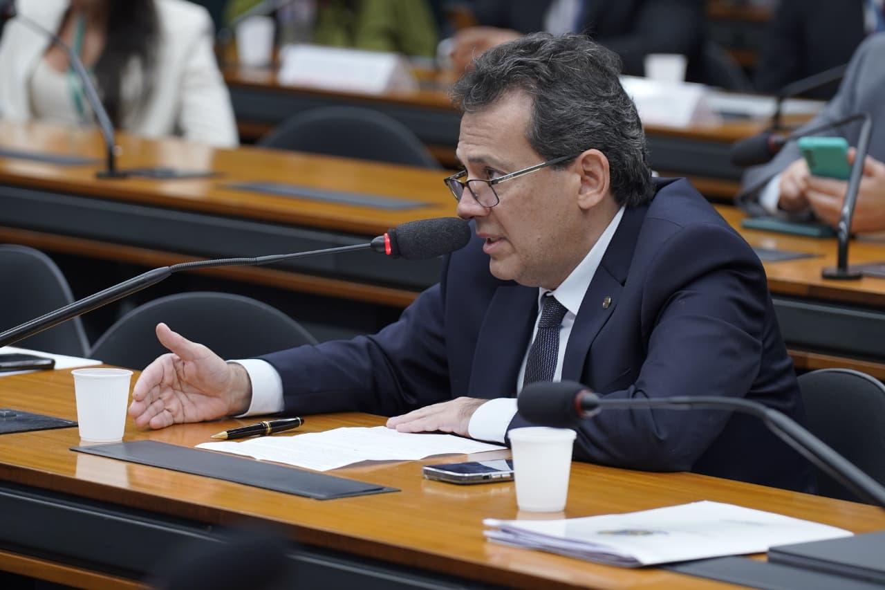 Deputado Ricardo Abrão propõe devolução de perdas a apostadores e responsabilização de bets